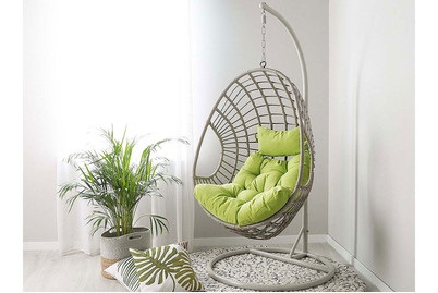 Beliani, Beliani Hängesessel Rattan taupe ARPINO, Beliani - Hängesessel mit Gestell aus PE Rattan Retro ARPINO, One Size, Taupe