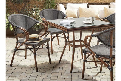 Beliani, Beliani Gartenstuhl grau / dunkler Holzfarbton 4er Set Caspri, Beliani - Gartenstuhl 4er Set aus Aluminium Retro CASPRI, One Size, Taubengrau