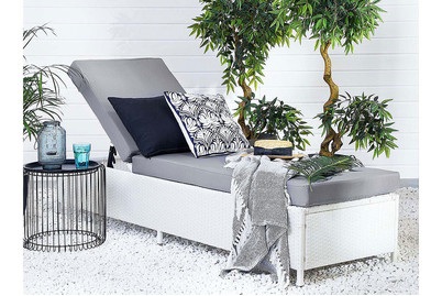 Beliani, Beliani Gartenliege Rattan weiss Auflage grau TURIN II, Beliani - Liege aus PE Rattan Boho TURIN, One Size, Weiss Bunt