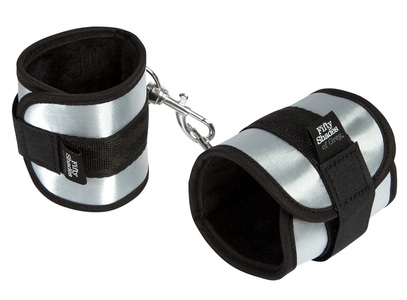 Fifty Shades of Grey, Totally His Handcuffs