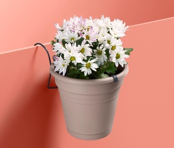 undefined, Blumentopf mit Balkonaufhängung, Blumentopf mit Balkonaufhängung