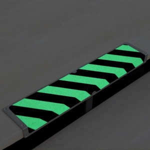 Jungheinrich PROFISHOP, Anti-Rutschkantenprofil, nachleuchtend, LxB 635 x 120 mm, schwarz-gelb