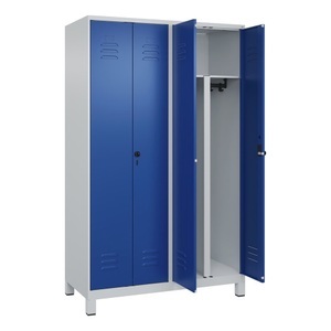 CP, C+P PSA Doppel-Spind Classic PLUS, Füsse, 4 Abteile, HxBxT 1.950 x 1.200 x 500 mm, lichtgrau, enzianblau, für Vorhängeschloss