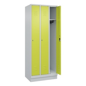 CP, C+P Spind Classic PLUS, Sockel, 3 Abteile, HxBxT 1.950 x 750 x 500 mm, lichtgrau, clowngrün, Zylinderschloss, ohne Mitteltrennwand