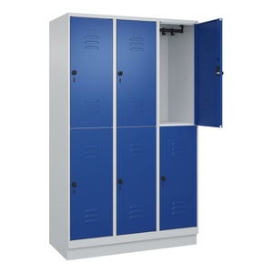 CP, C+P Doppelstock-Spind Classic PLUS, 3 Abteile, lichtgrau / enzianblau, HxB 1950 x 1200 mm, mit Bodensockel, Drehriegel