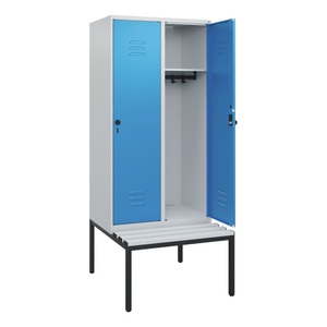 CP, C+P Spind Classic PLUS, 2 Abteile, HxBxT 1.950 x 800 x 815 mm, für Vorhängeschloss, untergebaute Bank aus Kunststoff, lichtgrau, lichtblau