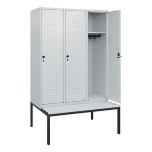 CP, C+P Spind Classic PLUS, 3 Abteile, HxBxT 1.950 x 1.200 x 815 mm, für Vorhängeschloss, untergebaute Bank aus Kunststoff, lichtgrau, lichtgrau