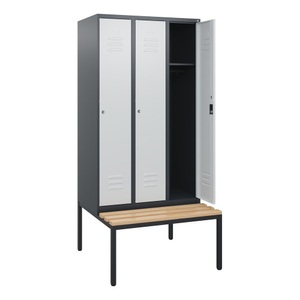 CP, C+P Spind Classic PLUS, 3 Abteile, HxBxT 1.950 x 900 x 815 mm, Zylinderschloss, untergebaute Bank aus Buche, anthrazitgrau, lichtgrau