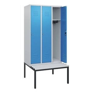 CP, C+P Spind Classic PLUS, 3 Abteile, HxBxT 1.950 x 900 x 815 mm, Zylinderschloss, untergebaute Bank aus Kunststoff, lichtgrau, lichtblau