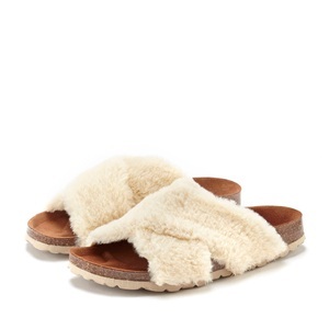 Lascana, LASCANA Pantolette, LASCANA Hausschuh »Mule, Sandale, offener Schuh, Pantolette« mit Korkfussbett und Fellimitat