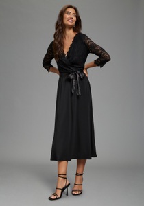 Laura Scott Abendkleid aus Jersey und Spitze, mit V-Ausschnitt in Wickeloptik