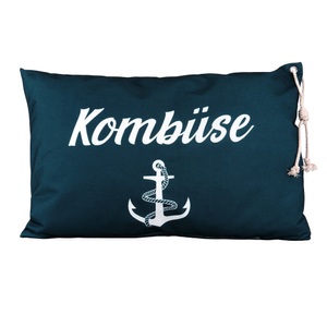 QUEENCE, queence Dekokissen »Kombüse 60x40cm Outdoor-Kissenbezug Garten«, (1 St.), Kissenhülle mit Öse und Kordel Kissenbezug Maritim, queence Dekokissen »Kombüse 60x40cm Outdoor-Kissenbezug Garten«, Kissenhülle,Öse,Kordel,Kombüse Schriftzug,Blau,Maritim,Nautisch