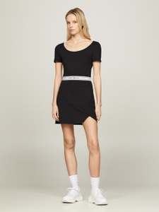 TOMMY JEANS, Tommy Jeans Blusenkleid »TJW LOGO TAPE FIT & FLARE EXT«, mit Tommy Jeans Flagge, Tommy Jeans Blusenkleid »TJW LOGO TAPE FIT & FLARE EXT«, mit Tommy Jeans Flagge
