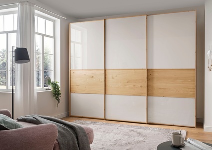 Wiemann, WIEMANN Schwebetürenschrank »Bari«, WIEMANN Schwebetürenschrank »Bari«, mit Glasfront und Massivholz-Absetzungen