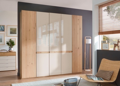 Wiemann, WIEMANN Drehtürenschrank »Bari«, WIEMANN Drehtürenschrank »Bari«, mit Glasfront und Massivholz-Absetzungen