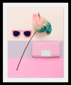 undefined, Bild »Objekte«, queence Bild »Sonnenbrille Pink«, Fashion-Magazincover-Mode-Modebilder-Blumen-Blumenbilder, HD Premium Poster-Druck inkl. Holzrahmen