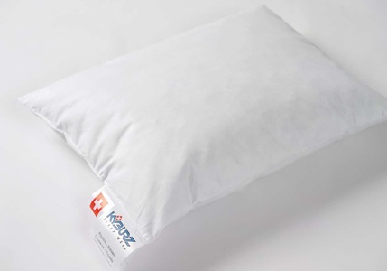 KYBURZ, Kissen/Pfulmen, Kyburz, »Clean Classic Junior«, Kyburz Kunstfaserkopfkissen »Clean Classic Junior«, Füllung: PUR-Luftzellenstäbchen und Polyester-Hohlfaserbällchen, Bezug: 100% Baumwolle, (1 St.)