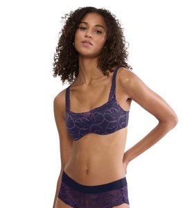 Triumph Balconette-BH »Body Make-Up Illusion Lace«, feine Stretch-Spitze, Microfaser, verstellbare Träger, weich, feminin