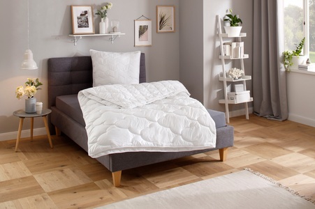 undefined, Traumecht Kunstfaserbettdecke »Mondschein«, normal, Füllung Polyester, Bezug Polyester oder antibakteriellen Microfaser, (1 St.), Bettdecke (warm) mit Microfaserbezug wurde von Hohenstein mit Klimakomfort 