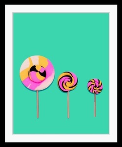 QUEENCE, queence Bild »Shamira«, Süssigkeiten, gerahmt, Lolli, queence Bild »Shamira«, Süssigkeiten-Essen-Lebensmittel-Kunst, HD Premium Poster-Druck inkl. Holzrahmen