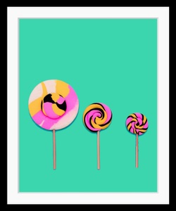 QUEENCE, queence Bild »Shamira«, Süssigkeiten, gerahmt, Lolli, queence Bild »Shamira«, Süssigkeiten-Essen-Lebensmittel-Kunst, HD Premium Poster-Druck inkl. Holzrahmen