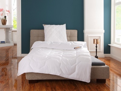 BeCo, Beco Microfaserbettdecke + Kopfkissen, my home Microfaserbettdecke »Corella, Bettdecke 135x200 cm, 155x220 cm, Kissen 40x80 cm«, normal, Füllung 100% Polyester, Bezug 100% Polyester, (2 St.), Bettdecken, Sommer, Winter, 4 Jahreszeiten, Decke mit Gratiskissen
