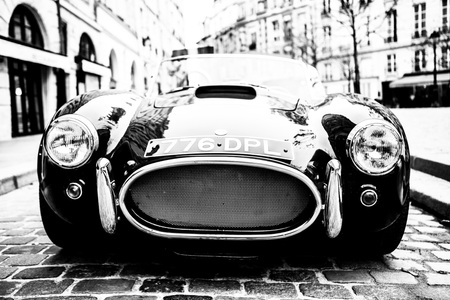 QUEENCE, queence Leinwandbild »Oldtimer«, Auto, (1 St.), Akustikbild mit sehr guten Schallabsorptions-Eigenschaften, queence Leinwandbild »Oldtimer«, Auto-Modern-Kunst-Schwarz-Weiss, (1 St.), Akustikbild mit sehr guten Schallabsorptions-Eigenschaften