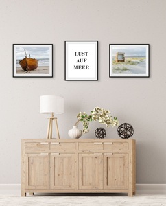 QUEENCE, queence Bild »Strand«, Strand, (3 St.), gerahmt, queence Bild »Lust auf Meer und Sylt«, Strand-Deutschland-Schriftzug-Meer-Meer Bilder-Schiffe-Bilder von Booten & Schiffen, (3 St.), HD Premium Poster-Druck inkl. Holzrahmen - 3er Set