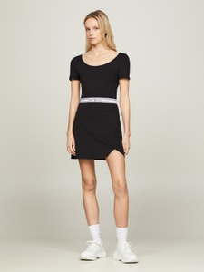 TOMMY JEANS, Tommy Jeans Blusenkleid »TJW LOGO TAPE FIT & FLARE EXT«, mit Tommy Jeans Flagge, Tommy Jeans Blusenkleid »TJW LOGO TAPE FIT & FLARE EXT«, mit Tommy Jeans Flagge