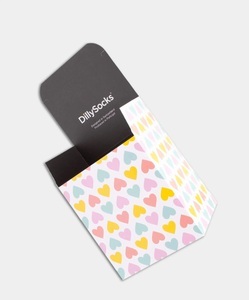 DillySocks, - Geschenkverpackung in Weiss mit Herz Motiv/Muster, - Geschenkverpackung in Weiss mit Herz Motiv/Muster