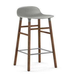Normann Copenhagen, Normann Copenhagen-Form Barhocker 65cm, Grau/Walnuss, Barhocker Form plastikmaterial grau holz natur / H 65 cm - Stuhlbeine Nussbaum - Normann Copenhagen holz natur en holz