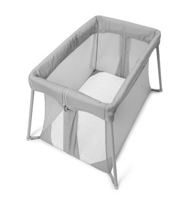 Skip Hop, SKIP HOP Play to Night Reisebett und Laufgitter grey/clouds, SKIP HOP® 2-in-1 Reisebett Play To Night hellgrau