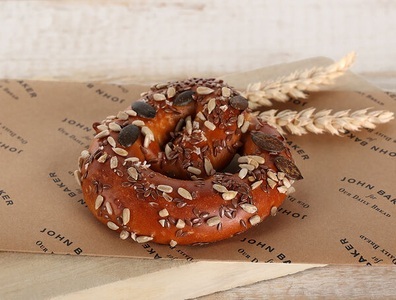 John Baker, Bio Laugenbrezeli mit Kernen, 100g, Bio Laugenbrezeli mit Kernen, 100g