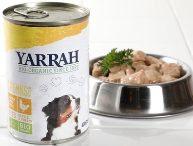 Yarrah, Bio Hunde-Nassfutter Bröckchen Poulet mit Brennnessel & Tomate, 405g, 