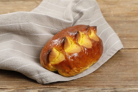 Boulangerie Baumann, Brötli mit Safran und traditionell hergestellter Butter, ca. 90g, 