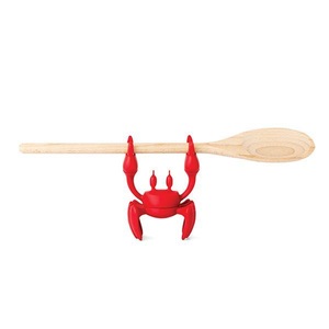 Pa Design, Red le Crabe Löffelablage / Topfdeckel-Offenhalter - Pa Design rot en plastikmaterial, Löffelablage Red le Crabe plastikmaterial rot / Topfdeckel-Offenhalter - Pa Design rot en plastikmaterial