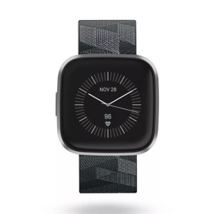 Fitbit, Fitbit Versa 2 SE Smoke Woven Smartwatch, FITBIT Versa 2 Special Edition - Smartwatch (Gewebearmband in Jacquardmusterung: S und L, Klassisches Armband: Gewebe, Silikon, Rauchgrau/Nebelgrau)