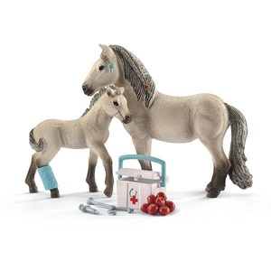 Schleich, Schleich® Spielfigur »Horse Club, Hannahs Erste Hilfe Set (42430)«, (Set), Schleich® Spielfigur »Horse Club, Hannahs Erste Hilfe Set (42430)«, (Set)