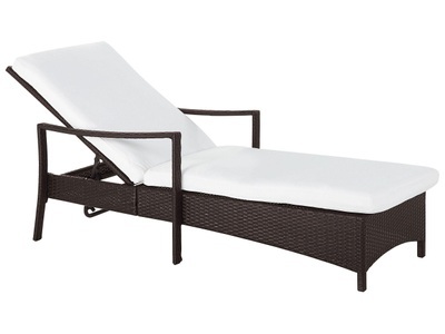 Beliani, Gartenliege Rattan braun Auflage weiss V, Beliani - Sonnenliege mit Kissen aus PE Rattan VASTO, One Size, Erdbraun
