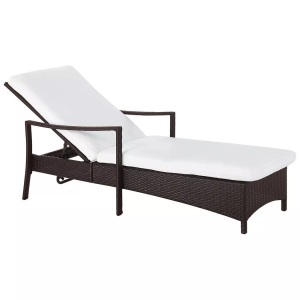 Beliani, Gartenliege Rattan braun Auflage weiss V, Beliani - Sonnenliege mit Kissen aus PE Rattan VASTO, One Size, Erdbraun