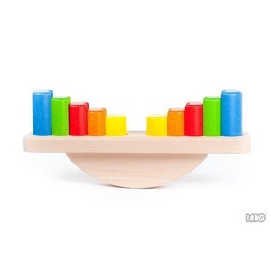 Bajo, Waage mit Klötzen