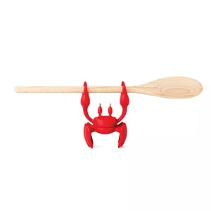 Pa Design, Red le Crabe Löffelablage / Topfdeckel-Offenhalter - Pa Design rot en plastikmaterial, Löffelablage Red le Crabe plastikmaterial rot / Topfdeckel-Offenhalter - Pa Design rot en plastikmaterial