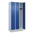 CP, C+P Spind Classic PLUS, 3 Abteile, lichtgrau / enzianblau, B 900 mm, mit Bodensockel, Drehriegel