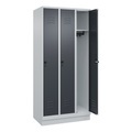 CP, C+P Spind Classic PLUS, 3 Abteile, lichtgrau / grau, B 900 mm, mit Bodensockel, Drehriegel