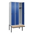 CP, C+P Spind Classic PLUS Sitzbank, 3 Abteile, lichtgrau / enzianblau, B 900 mm, Sicherheits-Drehriegel, auskragend, Buche-Hartholz