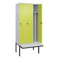 CP, C+P Spind Classic PLUS, 3 Abteile, Trennwand, HxBxT 2.120 x 900 x 815 mm, für Vorhängeschloss, auskragende Bank aus Kunststoff, lichtgrau, clowngrün