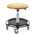 Jungheinrich PROFISHOP, Hocker, Holzformsitz Ø 480 mm, Sitzhöhe 460-650 mm, Stahlbasis, Fussring mit Ablage