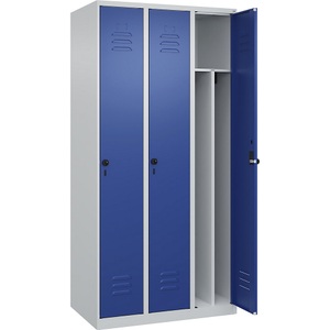 C+P Spind Classic PLUS, 3 Abteile, lichtgrau / enzianblau, B 900 mm, mit Bodengleitern, Drehriegel, Trennwand mittig