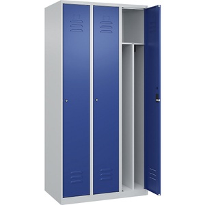 C+P Spind Classic PLUS, 3 Abteile, lichtgrau / enzianblau, B 900 mm, mit Bodengleitern, Zylinderschloss, Trennwand mittig