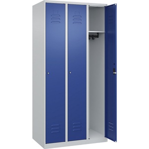 C+P Spind Classic PLUS, 3 Abteile, lichtgrau / enzianblau, B 900 mm, mit Bodengleitern, Zylinderschloss